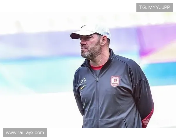 苏亚雷斯精准射门引爆全场，球迷惊叹其独特破门方式