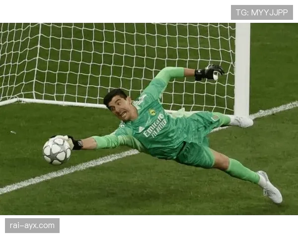 库尔图瓦在比赛中利用身高优势展现出色扑救技巧,状态持续稳定 库尔图瓦在比赛中利用身高优势展现出色扑救技巧,状态持续稳定